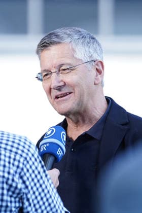 Herbert Hainer im Interview mit dem BR vor dem Google Pixel Frauen Bundesligaspiel FC Bayern München - Eintracht Frankfurt am 09.05.2026. München FC Bayern Campus Deutschland Deutschland