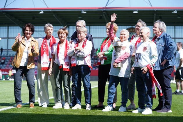 Die ersten deutschen Meisterinnen des FC Bayern vor dem Google Pixel Frauen Bundesligaspiel FC Bayern München - Eintracht Frankfurt am 09.05.2026. München FC Bayern Campus Deutschland Deutschland