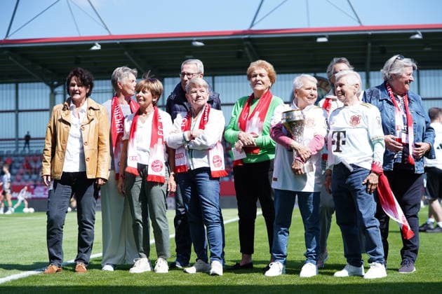 Die ersten deutschen Meisterinnen des FC Bayern vor dem Google Pixel Frauen Bundesligaspiel FC Bayern München - Eintracht Frankfurt am 09.05.2026. München FC Bayern Campus Deutschland Deutschland