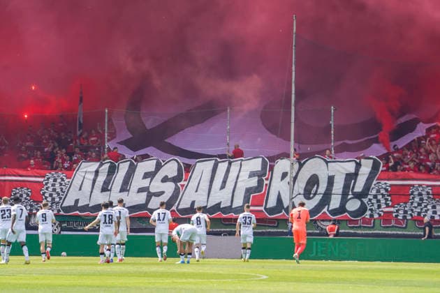 Deutschland: Fussball 2.Bundesliga 2025 2026, 33. Spieltag - VfL Bochum vs Hannover 96 - Vonovia Ruhrstadion (Bochum): Zuschauer, Fans, Tribüne, Fahne, Transparent, Spruchband, Choreographie, Fanchoreo, Bochum