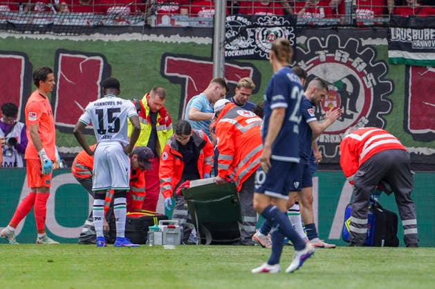 Deutschland: Fussball 2.Bundesliga 2025 2026, 33. Spieltag - VfL Bochum vs Hannover 96 - Vonovia Ruhrstadion (Bochum): Verletzung des Spielers Mats Pannewig (VfL Bochum, 24) Bochum