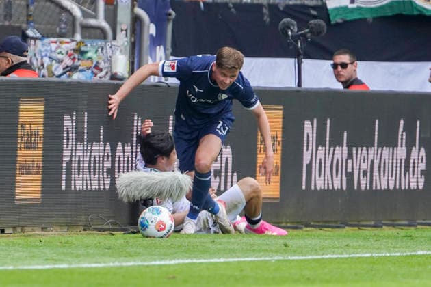Deutschland: Fussball 2.Bundesliga 2025 2026, 33. Spieltag - VfL Bochum vs Hannover 96 - Vonovia Ruhrstadion (Bochum): Daisuke Yokota (Hannover 96, 18) Oliver Olsen (VfL Bochum, 13) Bochum