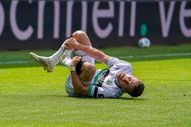 Deutschland: Fussball 2.Bundesliga 2025 2026, 33. Spieltag - VfL Bochum vs Hannover 96 - Vonovia Ruhrstadion (Bochum): Enzo Leopold (Hannover 96, 8) Bochum