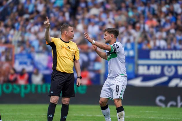 Deutschland: Fussball 2.Bundesliga 2025 2026, 33. Spieltag - VfL Bochum vs Hannover 96 - Vonovia Ruhrstadion (Bochum): SchiedsrichterDr. Robert Kampka Enzo Leopold (Hannover 96, 8) Bochum