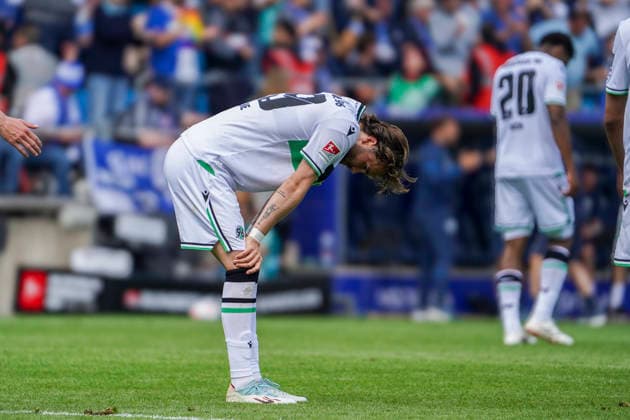 Deutschland: Fussball 2.Bundesliga 2025 2026, 33. Spieltag - VfL Bochum vs Hannover 96 - Vonovia Ruhrstadion (Bochum): im ZweikampfGeste, Gestik, Emotion Kolja Oudenne (Hannover 96, 29) Bochum
