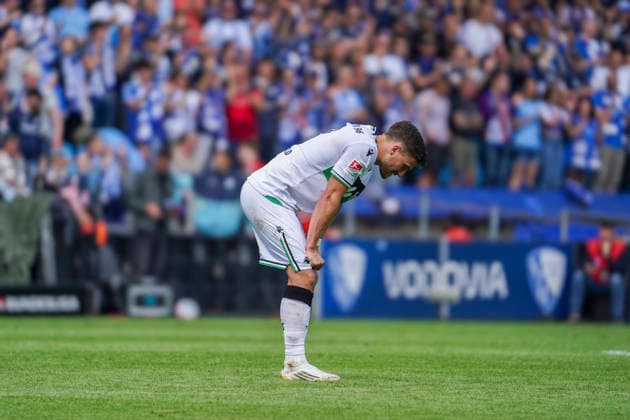 Deutschland: Fussball 2.Bundesliga 2025 2026, 33. Spieltag - VfL Bochum vs Hannover 96 - Vonovia Ruhrstadion (Bochum): Geste, Gestik, Emotion Enzo Leopold (Hannover 96, 8) Bochum