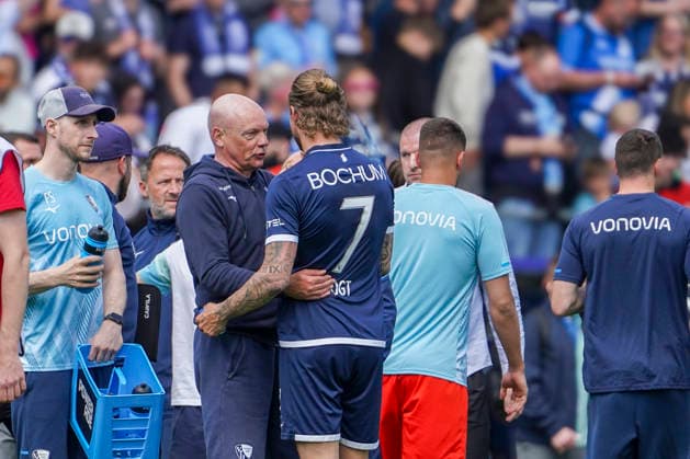 Deutschland: Fussball 2.Bundesliga 2025 2026, 33. Spieltag - VfL Bochum vs Hannover 96 - Vonovia Ruhrstadion (Bochum): Uwe Rösler Uwe Roesler (Trainer VfL Bochum) Kevin Vogt (VfL Bochum, 7) Bochum