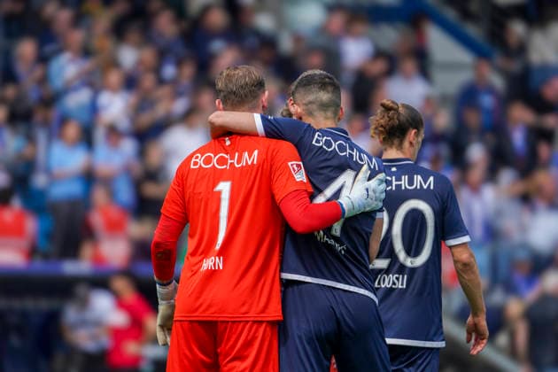 Deutschland: Fussball 2.Bundesliga 2025 2026, 33. Spieltag - VfL Bochum vs Hannover 96 - Vonovia Ruhrstadion (Bochum): Freude, Emotionen, Jubel Timo Horn (VfL Bochum, 1) Erhan MaÅ¡oviÄ‡ Erhan Masovic (VfL Bochum, 4) Bochum