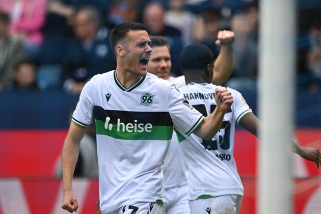 Torjubel Hannover 96 nach dem Tor zm 0-1 durch Maik NAWROCKI (Hannover 96) jubelnd, Jubel, Begeisterung, Freude, Emotion Fussball 2. Bundesliga, 33. Spieltag, VfL Bochum (BO) - Hannover 96 1-1 am 09.05.2026 im Vonovia Ruhrstadion Bochum Deutschland. DFL regulations prohibit any use of photographs as image sequences and or quasi-video Â