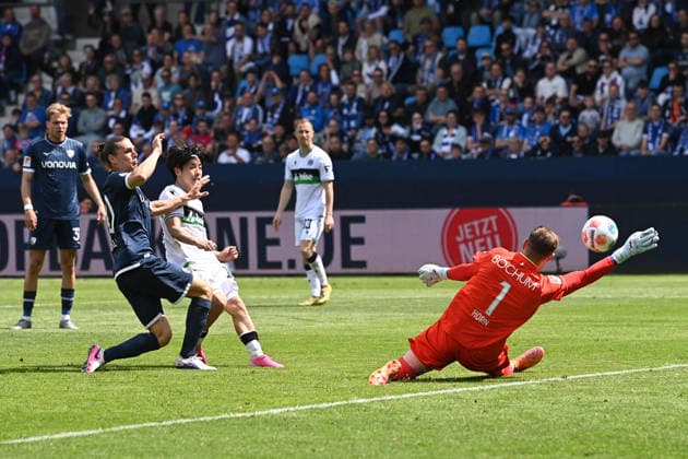 Torwart Timo HORN (BO) pariert diese Torchance von Daisuke YOKOTA (Hannover 96), es waere aber Abseits gewesen, Fussball 2. Bundesliga, 33. Spieltag, VfL Bochum (BO) - Hannover 96 1-1 am 09.05.2026 im Vonovia Ruhrstadion Bochum Deutschland. DFL regulations prohibit any use of photographs as image sequences and or quasi-video Â