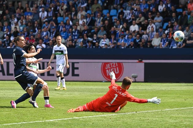 Torwart Timo HORN (BO) pariert diese Torchance von Daisuke YOKOTA (Hannover 96), es waere aber Abseits gewesen, Fussball 2. Bundesliga, 33. Spieltag, VfL Bochum (BO) - Hannover 96 1-1 am 09.05.2026 im Vonovia Ruhrstadion Bochum Deutschland. DFL regulations prohibit any use of photographs as image sequences and or quasi-video Â