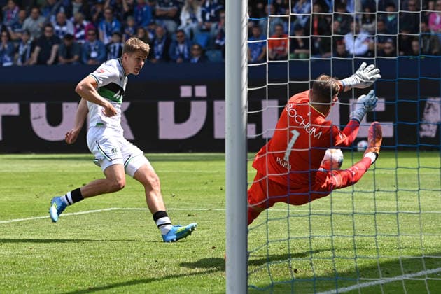 Torwart Timo HORN (BO) pariert diese Torchance von Maik NAWROCKI (Hannover 96), Parade, Aktion, Fussball 2. Bundesliga, 33. Spieltag, VfL Bochum (BO) - Hannover 96 1-1 am 09.05.2026 im Vonovia Ruhrstadion Bochum Deutschland. DFL regulations prohibit any use of photographs as image sequences and or quasi-video Â