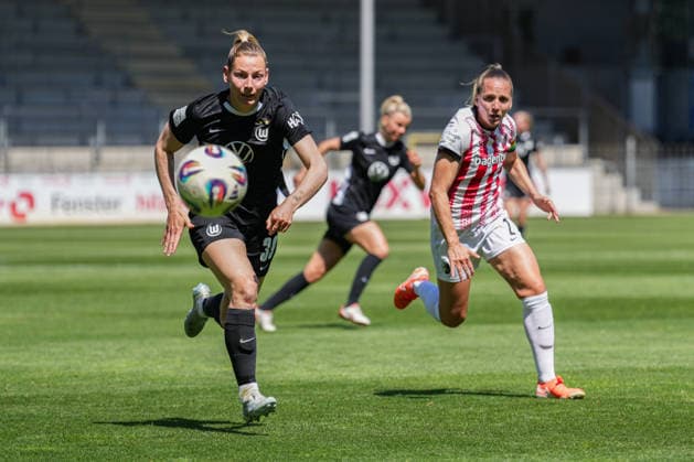 Google Pixel Frauen-Bundesliga: SC Freiburg vs. VfL Wolfsburg, 09.05.2026 Sarai Linder (VfL Wolfsburg, 39) im Zweikampf mit Lisa Karl (SC Freiburg, 2) Google Pixel Frauen-Bundesliga: SC Freiburg vs. VfL Wolfsburg, Dreisamstadion, 09.05.2026 DFB DFL REGULATIONS PROHIBIT ANY USE OF PHOTOGRAPHS AS IMAGE SEQUENCES AND OR QUASI-VIDEO. Copyright: xBEAUTIFULxSPORTS Boscox