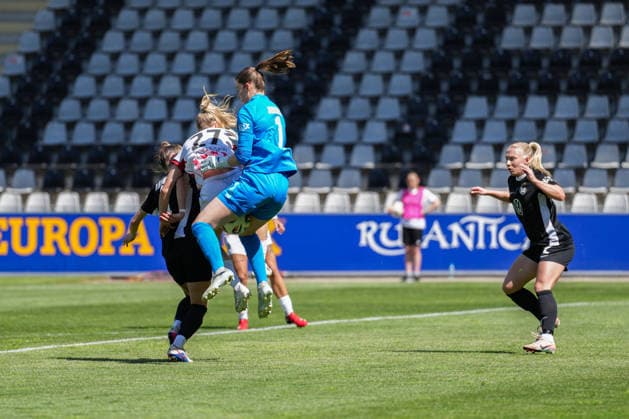 Google Pixel Frauen-Bundesliga: SC Freiburg vs. VfL Wolfsburg, 09.05.2026 Duell zwischen Sophie Nachtigall (SC Freiburg, 27) und Stina Johannes (VfL Wolfsburg, 1) Google Pixel Frauen-Bundesliga: SC Freiburg vs. VfL Wolfsburg, Dreisamstadion, 09.05.2026 DFB DFL REGULATIONS PROHIBIT ANY USE OF PHOTOGRAPHS AS IMAGE SEQUENCES AND OR QUASI-VIDEO. Copyright: xBEAUTIFULxSPORTS Boscox