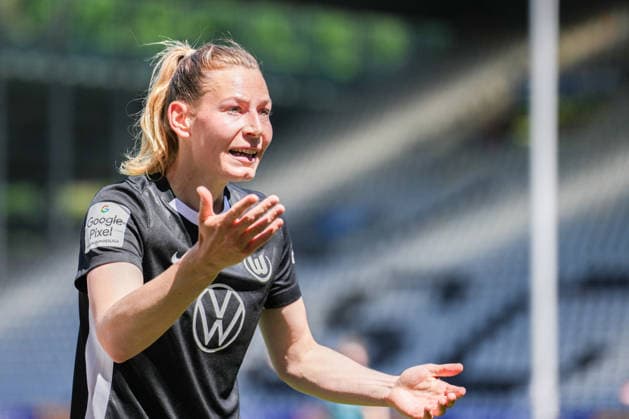 Google Pixel Frauen-Bundesliga: SC Freiburg vs. VfL Wolfsburg, 09.05.2026 Sarai Linder (VfL Wolfsburg, 39) die sich beschwert Google Pixel Frauen-Bundesliga: SC Freiburg vs. VfL Wolfsburg, Dreisamstadion, 09.05.2026 DFB DFL REGULATIONS PROHIBIT ANY USE OF PHOTOGRAPHS AS IMAGE SEQUENCES AND OR QUASI-VIDEO. Copyright: xBEAUTIFULxSPORTS Boscox