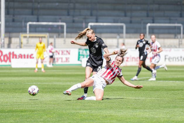 Google Pixel Frauen-Bundesliga: SC Freiburg vs. VfL Wolfsburg, 09.05.2026 Zweikampf zwischen Vivien Endemann (VfL Wolfsburg, 25) und Greta Stegemann (SC Freiburg, 16) Google Pixel Frauen-Bundesliga: SC Freiburg vs. VfL Wolfsburg, Dreisamstadion, 09.05.2026 DFB DFL REGULATIONS PROHIBIT ANY USE OF PHOTOGRAPHS AS IMAGE SEQUENCES AND OR QUASI-VIDEO. Copyright: xBEAUTIFULxSPORTS Boscox