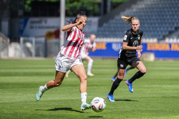 Google Pixel Frauen-Bundesliga: SC Freiburg vs. VfL Wolfsburg, 09.05.2026 Leela Egli (SC Freiburg, 20) am Ball Google Pixel Frauen-Bundesliga: SC Freiburg vs. VfL Wolfsburg, Dreisamstadion, 09.05.2026 DFB DFL REGULATIONS PROHIBIT ANY USE OF PHOTOGRAPHS AS IMAGE SEQUENCES AND OR QUASI-VIDEO. Copyright: xBEAUTIFULxSPORTS Boscox