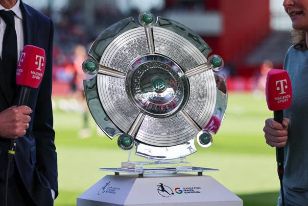 München, Deutschland: 09. Mai 2026 - 1. Frauen Bundesliga - 25. Spieltag - FC Bayern München vs. Eintracht Frankfurt Im Bild: Symbolbild Fußballmeisterschale der Frauen 2025 26, die heute den Spielerinnen vom FC Bayern beim letzten Heimspiel überreicht wird Copyright: HMBxMedia MadeleinexFantini