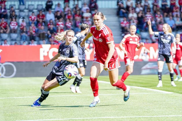 Nadine Riesen (22 Frankfurt) und Klara Bühl (17 FC Bayern) in Aktion beim Google Pixel Frauen Bundesligaspiel FC Bayern München - Eintracht Frankfurt am 09.05.2026. München FC Bayern Campus Deutschland Deutschland