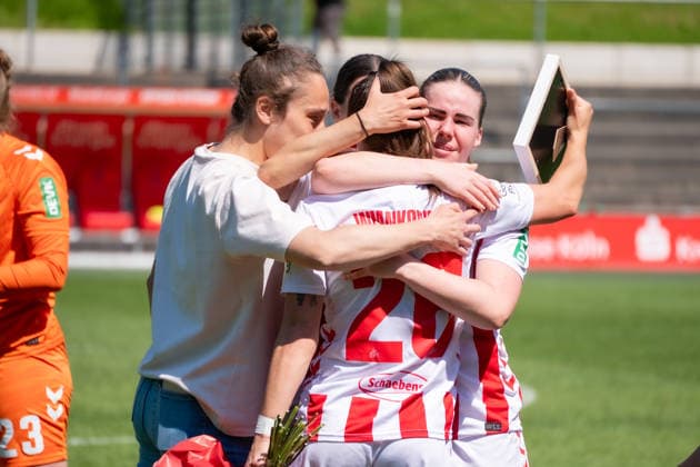Deutschland: Fussball Google Pixel Frauen-Bundesliga 2025 2026 - 1.FC Köln vs Hamburger SV - 25. Spieltag - Franz-Kremer-Stadion (Köln): Letztes Spiel mit 1.FC Köln Martyna Wiankowska (1.FC Köln, 26) Adriana Achci?ska (1.FC Köln, 9) Emotionen, Traurig, Weinen Copyright: xOrhanxHabashx