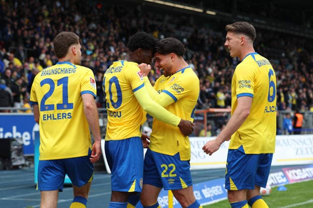 Braunschweig vs Dresden, 2. BL Braunschweig, 09.05.2026, Fußball, Herren, 2. BL, Saison 2025 2026, Eintracht Braunschweig vs. FC Dynamo Dresden: Faride Alidou (Eintracht Braunschweig) jubelt mit Mannschaftskollegen nach seinem Tor zum 2:0 (DFL DFB REGULATIONS PROHIBIT ANY USE OF PHOTOGRAPHS as IMAGE SEQUENCES and or QUASI-VIDEO) Stadion an der Hamburger Straße Niedersachsen Deutschland