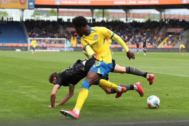 Braunschweig vs Dresden, 2. BL Braunschweig, 09.05.2026, Fußball, Herren, 2. BL, Saison 2025 2026, Eintracht Braunschweig vs. FC Dynamo Dresden: Claudio Kammerknecht (Dresden), Faride Alidou (Eintracht Braunschweig) (DFL DFB REGULATIONS PROHIBIT ANY USE OF PHOTOGRAPHS as IMAGE SEQUENCES and or QUASI-VIDEO) Stadion an der Hamburger Straße Niedersachsen Deutschland