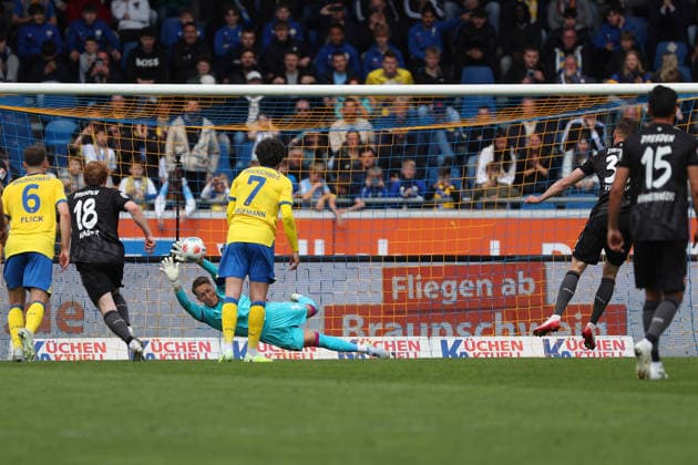 Braunschweig vs Dresden, 2. BL Braunschweig, 09.05.2026, Fußball, Herren, 2. BL, Saison 2025 2026, Eintracht Braunschweig vs. FC Dynamo Dresden: Torwart Ron-Thorben Hoffmann (Eintracht Braunschweig) hält den Elfmeterschuss von Stefan Kutschke (Dresden) (DFL DFB REGULATIONS PROHIBIT ANY USE OF PHOTOGRAPHS as IMAGE SEQUENCES and or QUASI-VIDEO) Stadion an der Hamburger Straße Niedersachsen Deutschland