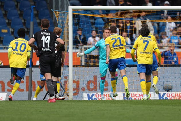 Braunschweig vs Dresden, 2. BL Braunschweig, 09.05.2026, Fußball, Herren, 2. BL, Saison 2025 2026, Eintracht Braunschweig vs. FC Dynamo Dresden: Torwart Ron-Thorben Hoffmann (Eintracht Braunschweig) jubelt nach pariertem Elfmeter (DFL DFB REGULATIONS PROHIBIT ANY USE OF PHOTOGRAPHS as IMAGE SEQUENCES and or QUASI-VIDEO) Stadion an der Hamburger Straße Niedersachsen Deutschland