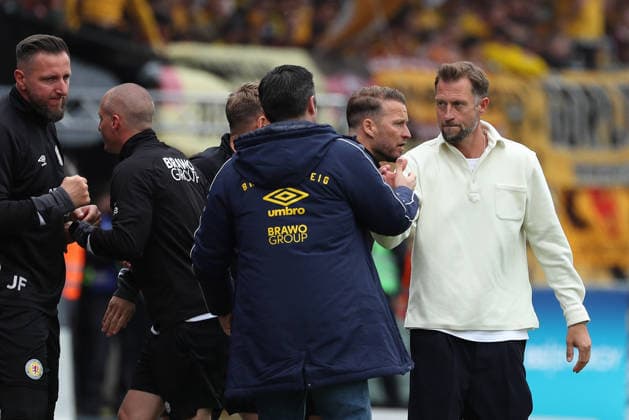 Braunschweig vs Dresden, 2. BL Braunschweig, 09.05.2026, Fußball, Herren, 2. BL, Saison 2025 2026, Eintracht Braunschweig vs. FC Dynamo Dresden: Schlussjubel, Cheftrainer Lars Kornetka (Eintracht Braunschweig) (DFL DFB REGULATIONS PROHIBIT ANY USE OF PHOTOGRAPHS as IMAGE SEQUENCES and or QUASI-VIDEO) Stadion an der Hamburger Straße Niedersachsen Deutschland