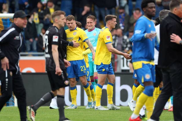 Braunschweig vs Dresden, 2. BL Braunschweig, 09.05.2026, Fußball, Herren, 2. BL, Saison 2025 2026, Eintracht Braunschweig vs. FC Dynamo Dresden: Schlussjubel Torwart Ron-Thorben Hoffmann (Eintracht Braunschweig), Kevin Ehlers (Eintracht Braunschweig) (DFL DFB REGULATIONS PROHIBIT ANY USE OF PHOTOGRAPHS as IMAGE SEQUENCES and or QUASI-VIDEO) Stadion an der Hamburger Straße Niedersachsen Deutschland