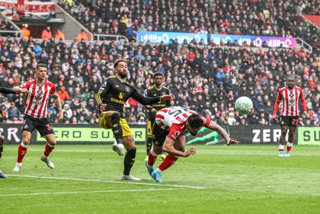 Premier League: Sunderland v Manchester United, ManU Omar Alderete of Sunderland heads on goal during the Premier League match Sunderland vs Manchester United at Stadium Of Light, Sunderland, United Kingdom on 09 May 2026 (Photo by Alfie Cosgrove News Images) Sunderland Stadium Of Light Tyne and Wear United Kingdom Copyright: xAlfiexCosgrove NewsxImagesx