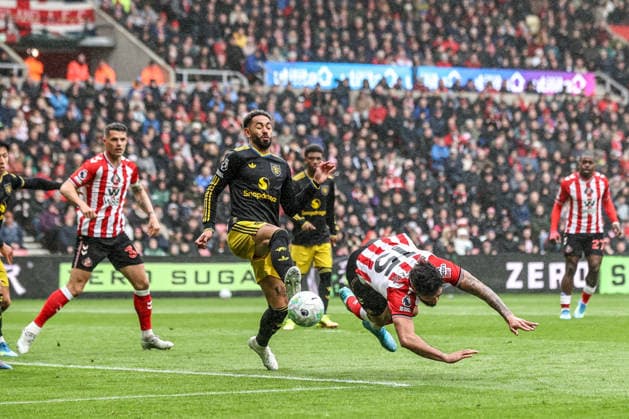 Premier League: Sunderland v Manchester United, ManU Omar Alderete of Sunderland heads on goal during the Premier League match Sunderland vs Manchester United at Stadium Of Light, Sunderland, United Kingdom on 09 May 2026 (Photo by Alfie Cosgrove News Images) Sunderland Stadium Of Light Tyne and Wear United Kingdom Copyright: xAlfiexCosgrove NewsxImagesx