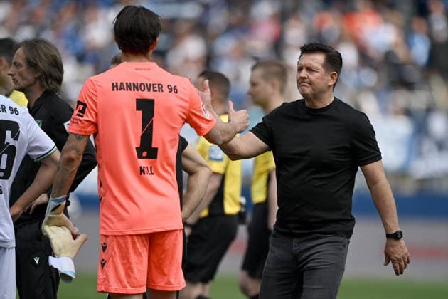 Torwart Nahuel NOLL (Hannover 96) und Trainer Christian TITZ (Hannover 96) Enttaeuschung, enttaeuscht, Frust, niedergeschlagen, Fussball 2. Bundesliga, 33. Spieltag, VfL Bochum (BO) - Hannover 96 1-1 am 09.05.2026 im Vonovia Ruhrstadion Bochum Deutschland. DFL regulations prohibit any use of photographs as image sequences and or quasi-video Â