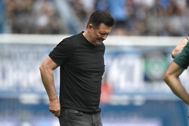 Trainer Christian TITZ (Hannover 96) Enttaeuschung, enttaeuscht, Frust, niedergeschlagen, Fussball 2. Bundesliga, 33. Spieltag, VfL Bochum (BO) - Hannover 96 1-1 am 09.05.2026 im Vonovia Ruhrstadion Bochum Deutschland. DFL regulations prohibit any use of photographs as image sequences and or quasi-video Â