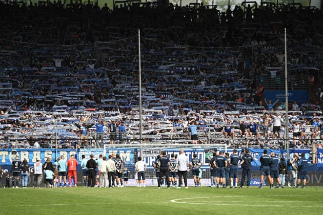 VFL Bochum Schlussjubel, jubelnd, Jubel, Begeisterung, Freude, Emotion vor den Fans, Fussball 2. Bundesliga, 33. Spieltag, VfL Bochum (BO) - Hannover 96 1-1 am 09.05.2026 im Vonovia Ruhrstadion Bochum Deutschland. DFL regulations prohibit any use of photographs as image sequences and or quasi-video Â