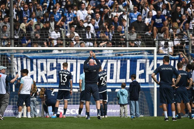 VFL Bochum Schlussjubel, jubelnd, Jubel, Begeisterung, Freude, Emotion vor den Fans, die Fans feiern Trainer Uwe ROESLER (R?sler, BO) Fussball 2. Bundesliga, 33. Spieltag, VfL Bochum (BO) - Hannover 96 1-1 am 09.05.2026 im Vonovia Ruhrstadion Bochum Deutschland. DFL regulations prohibit any use of photographs as image sequences and or quasi-video Â