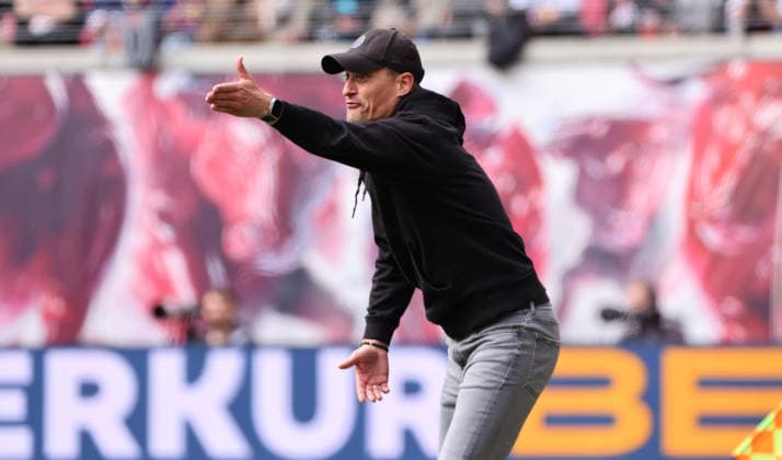 Trainer Alexander Blessin gibt Anweisungen Aktion Oberkörper Fußball Fussball DFL Bundesliga Herren 33. Spieltag Saison 2025 2026 09.05.2026 Rasen Ballsport RB Leipzig RBL vs. FC St.Pauli Hamburg in der RedBull Arena DFL regulations prohibit any use of photographs as image sequences and or quasi-video. *** Coach Alexander Blessin gives instructions Action upper body Sport Soccer Football DFL Bundesliga Men 33 Matchday Season 2025 2026 09 05 2026 Rasen Ballsport RB Leipzig RBL vs FC St Pauli Hamburg at RedBull Arena DFL regulations prohibit any use of photographs as image sequences and or quasi video