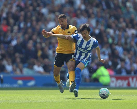Football - 2025 2026 Premier League - Brighton & Hove Albion vs Wolverhampton Wanderers - The Amex - Saturday 9th May 2026 Joao Gomes of Wolverhampton and Kaoru Mitoma of Brighton go shoulder to shoulder during the Premier League match at the Amex Stadium COLORSPORT Shaun Boggust 