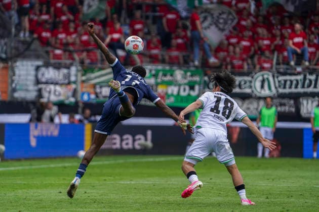 Deutschland: Fussball 2.Bundesliga 2025 2026, 33. Spieltag - VfL Bochum vs Hannover 96 - Vonovia Ruhrstadion (Bochum): Moritz Kwarteng (VfL Bochum, 11) Daisuke Yokota (Hannover 96, 18) Bochum