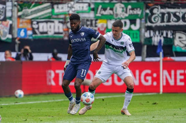 Deutschland: Fussball 2.Bundesliga 2025 2026, 33. Spieltag - VfL Bochum vs Hannover 96 - Vonovia Ruhrstadion (Bochum): Moritz Kwarteng (VfL Bochum, 11) Bastian Allgeier (Hannover 96, 17) Bochum