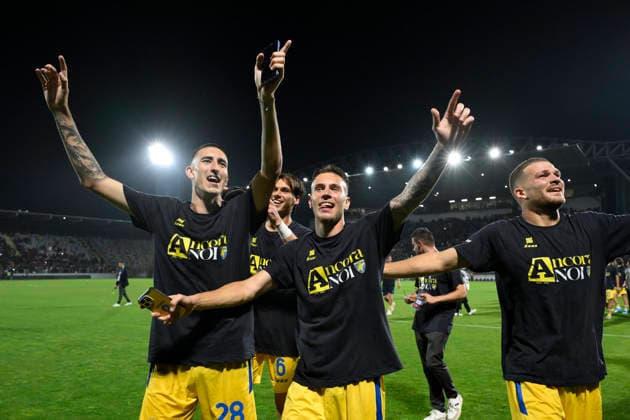 Frosinone players celebrate at the end of the match during the Serie BKT soccer match between Frosinone and Mantova at the Frosinone™s Benito Stirpe stadium, Italy - Friday, May 08, 2026 - Soccer ( Photo by Fabrizio Corradetti LaPresse )  Copyright: xFabrizioxCorradetti LaPressex