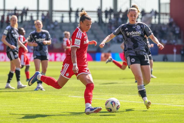 Arianna Caruso (FC Bayern Muenchen, 27) mit Ball mit Nina Luehrssen (Eintracht Frankfurt, 11), GER, FC Bayern Muenchen vs. Eintracht Frankfurt, Fussball, Google Pixel Frauen-Bundesliga, 25. Spieltag, Saison 2025 2026, 09.05.2026, DFL DFB REGULATIONS PROHIBIT ANY USE OF PHOTOGRAPHS as IMAGE SEQUENCES and or QUASI-VIDEO, GER, FC Bayern Muenchen vs. Eintracht Frankfurt, Fussball, Google Pixel Frauen-Bundesliga, 25. Spieltag, Saison 2025 2026, 09.05.2026 Muenchen Copyright: xEibner-Pressefoto JennixMaulx EP_JML
