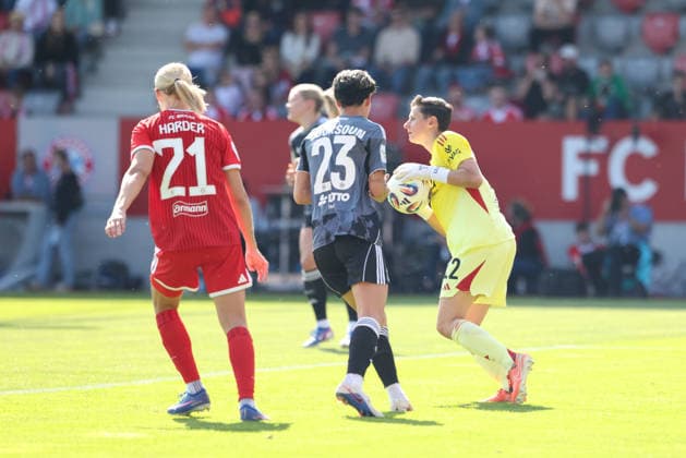 Lina Altenburg (Eintracht Frankfurt, 12) faengt Ball mit Pernille Harder (FC Bayern Muenchen, 21) und Sara Doorsoun (Eintracht Frankfurt, 23), GER, FC Bayern Muenchen vs. Eintracht Frankfurt, Fussball, Google Pixel Frauen-Bundesliga, 25. Spieltag, Saison 2025 2026, 09.05.2026, DFL DFB REGULATIONS PROHIBIT ANY USE OF PHOTOGRAPHS as IMAGE SEQUENCES and or QUASI-VIDEO, GER, FC Bayern Muenchen vs. Eintracht Frankfurt, Fussball, Google Pixel Frauen-Bundesliga, 25. Spieltag, Saison 2025 2026, 09.05.2026 Muenchen Copyright: xEibner-Pressefoto JennixMaulx EP_JML