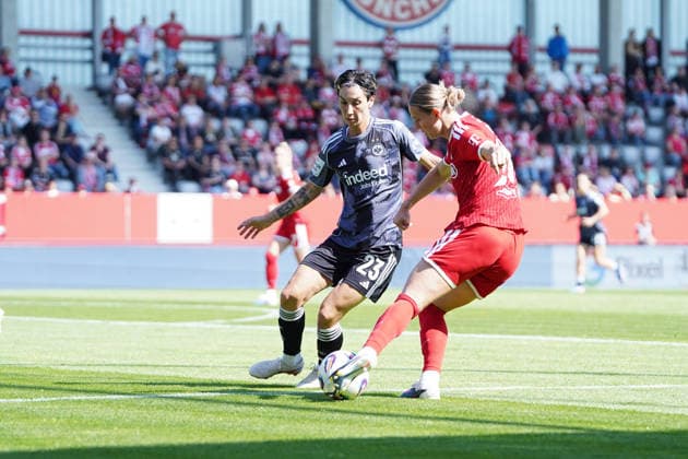 Sara Doorsoun (23 Frankfurt) und Klara Bühl (17 FC Bayern) in Aktion beim Google Pixel Frauen Bundesligaspiel FC Bayern München - Eintracht Frankfurt am 09.05.2026. München FC Bayern Campus Deutschland Deutschland