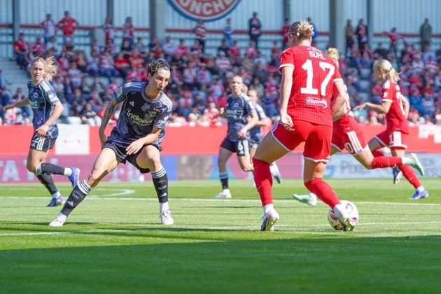 Sara Doorsoun (23 Frankfurt) und Klara Bühl (17 FC Bayern) in Aktion beim Google Pixel Frauen Bundesligaspiel FC Bayern München - Eintracht Frankfurt am 09.05.2026. München FC Bayern Campus Deutschland Deutschland