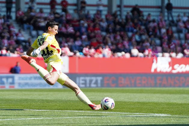 Lina Altenburg (12 Frankfurt) in Aktion beim Google Pixel Frauen Bundesligaspiel FC Bayern München - Eintracht Frankfurt am 09.05.2026. München FC Bayern Campus Deutschland Deutschland