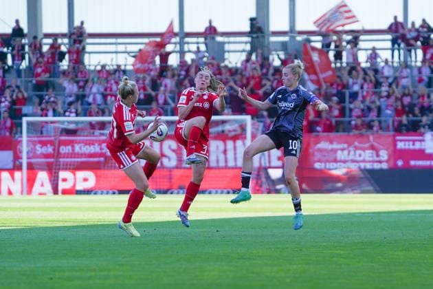 Carolin Simon (30 FC Bayern) , Georgia Stanway (31 FC Bayern) und Laura Freigang (10 Frankfurt) in Aktion beim Google Pixel Frauen Bundesligaspiel FC Bayern München - Eintracht Frankfurt am 09.05.2026. München FC Bayern Campus Deutschland Deutschland