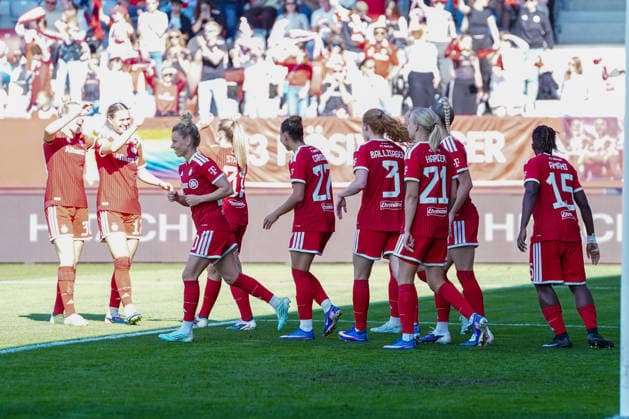 Carolin Simon (30 FC Bayern) , Klara Bühl (17 FC Bayern) , Linda Dallmann (10 FC Bayern), Georgia Stanway (31 FC Bayern) , Arianna Caruso (27 Bayern) , Stine Ballisager (3 Bayern) , Pernille Harder (21 Bayern) , Giulia Gwinn (7 FC Bayern) jubeln über das Tor zum 2-0 beim Google Pixel Frauen Bundesligaspiel FC Bayern München - Eintracht Frankfurt am 09.05.2026. München FC Bayern Campus Deutschland Deutschland