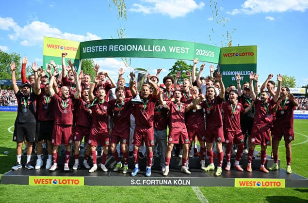 09.05.2026, xophax, Fussball Regionalliga West. SC Fortuna Köln gegen Sportfreunde Siegen. Fortuna Köln ist aufgestiegen . Spieler feiern auf dem Meister der Regionalliga West. Siegerehrung mit Pokal. Koeln *** 09 05 2026, xophax, Soccer Regionalliga West SC Fortuna Köln vs Sportfreunde Siegen Fortuna Köln is promoted Players celebrate at the champion of the Regionalliga West award ceremony with trophy Koeln