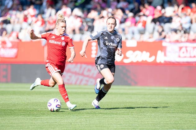 Linda Dallmann (10 FC Bayern) in Aktion beim Google Pixel Frauen Bundesligaspiel FC Bayern München - Eintracht Frankfurt am 09.05.2026. München FC Bayern Campus Deutschland Deutschland